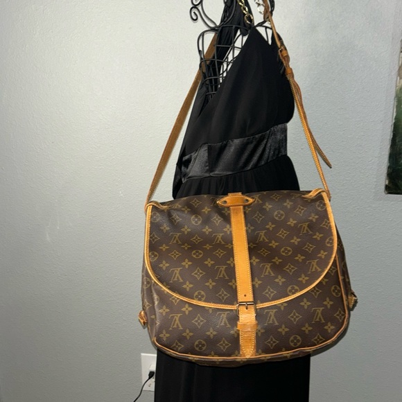 LOUIS VUITTON Saumur 30 Monogram Canvas Bag - Picture 3 of 16